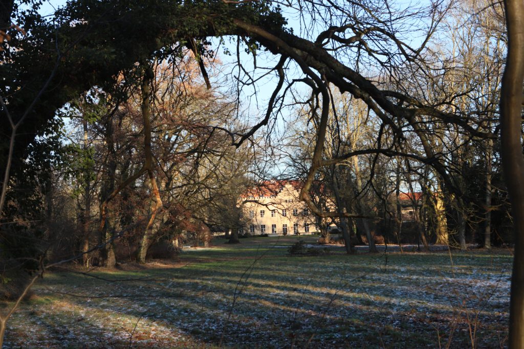 Attraktive Parkanlage mit Blick auf das Gutshaus in Nennhausen