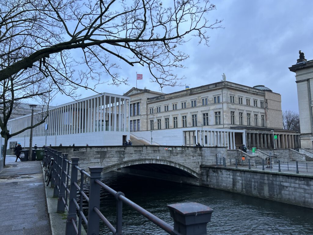 Das Pergamonmuseum und die James-Simon-Galerie am Ufer der Spree in Berlin