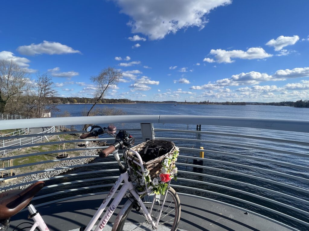 Die Zernseebrücke ist für Fahrräder und Fußgänger geöffnet. Sie verbindet Werder (Havel) mit der Gemeinde Schwielowsee.