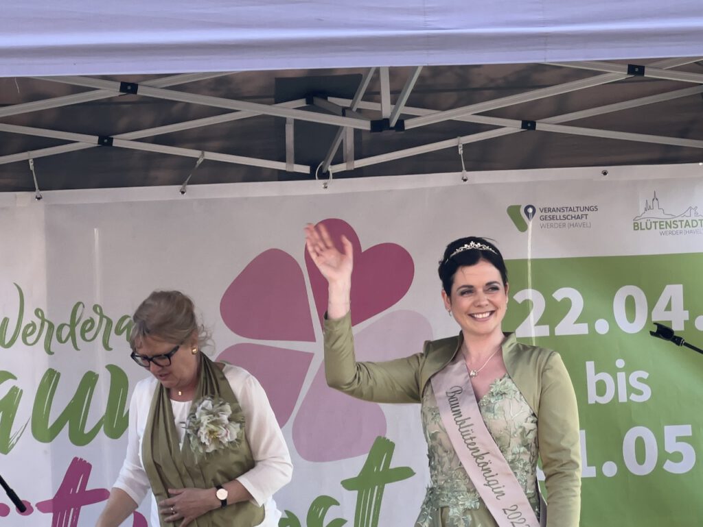 Die Baumblütenkönigin eröffnet die  Baumblüte in Werder (Havel). Aufnahme von 2023