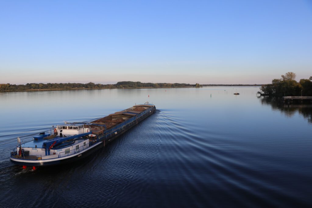 Schlepper auf dem Plauer See bei Brandenburg/Havel