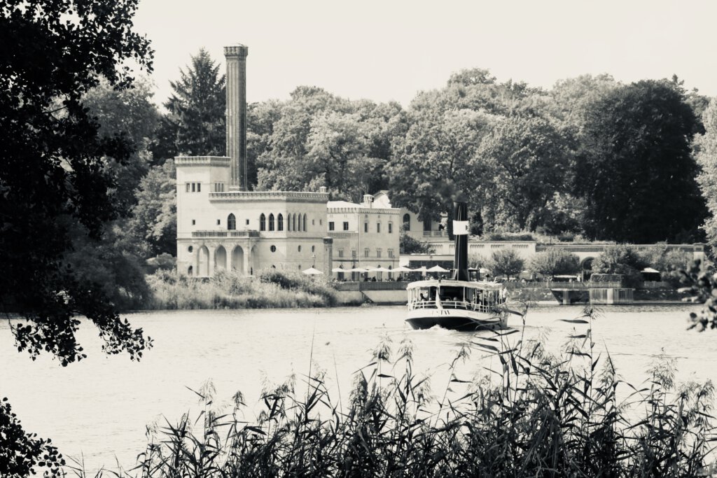 Dampfschiff Gustav auf dem Jungfernsee vor der Meierei im Neuen Garten. Potsdam