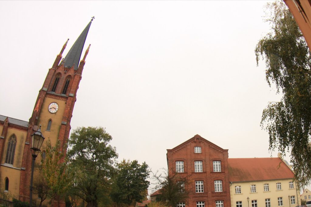 Die Kirche aus ungewöhnlicher Perspektive mit einem Fisheye-Objektiv aufgenommen.