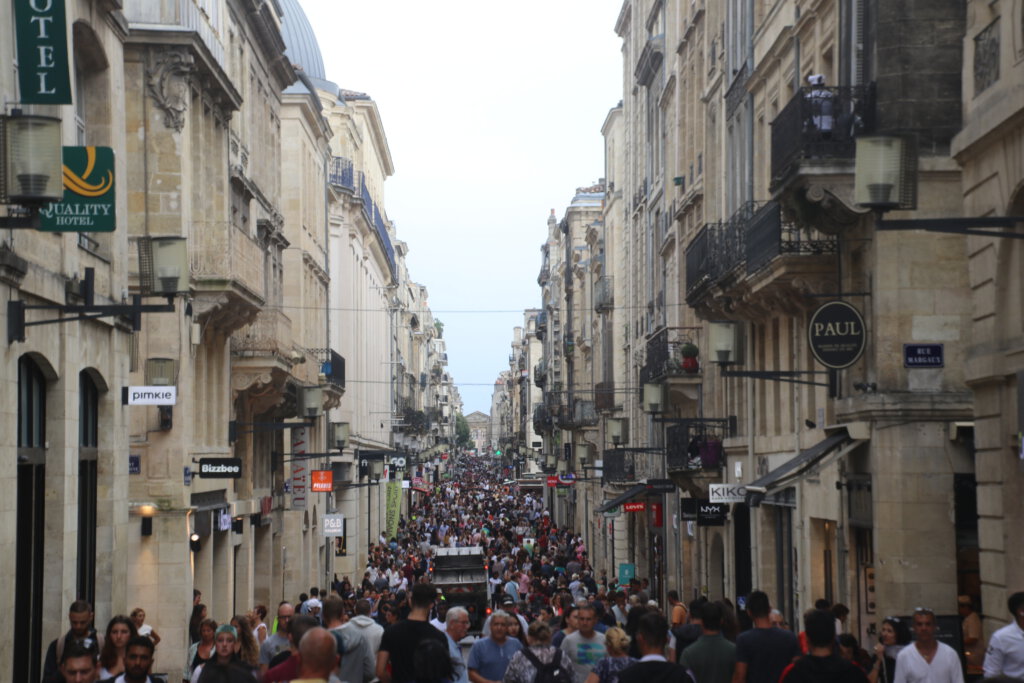 Belebte Rue Sainte-Catherine in Bordeaux