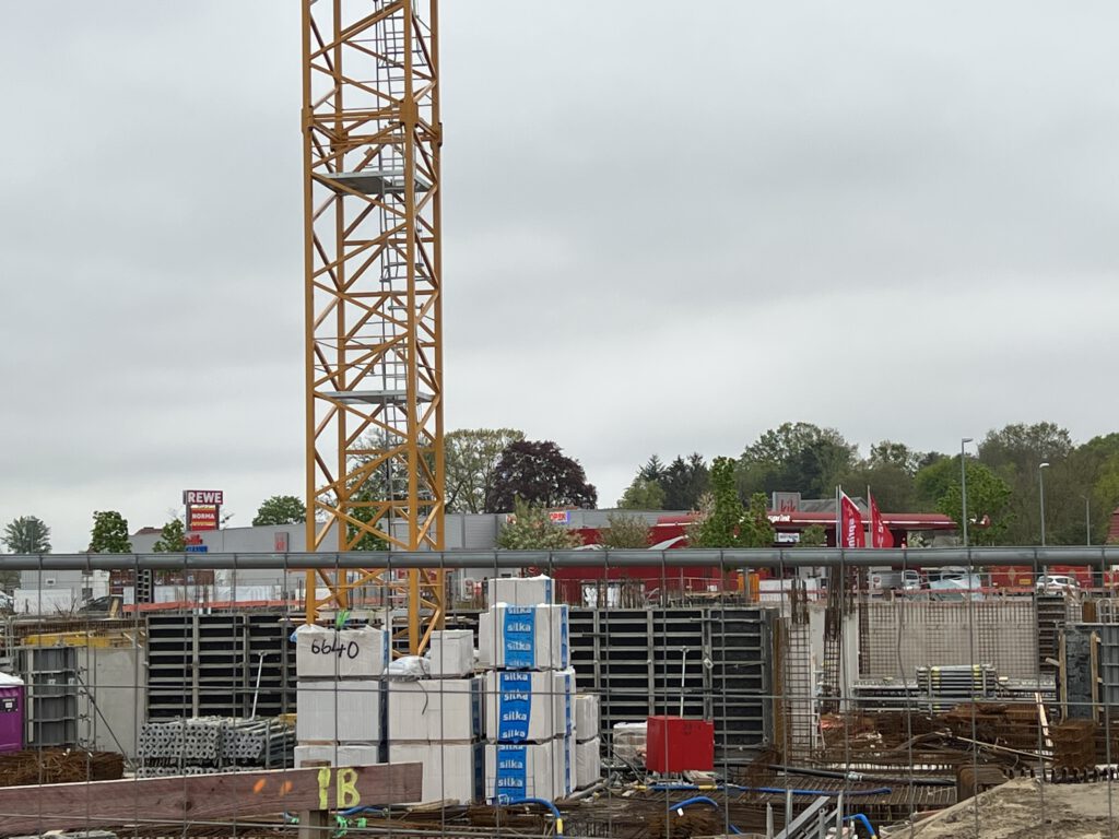 Baustelle für Wohnungen und Gewerbe in den Havelauen in Werder (Havel)