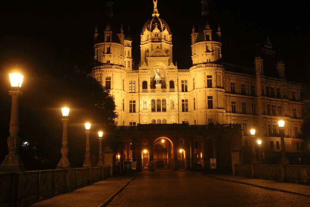 Mecklenburg-Vorpomern: Schweriner Schloss am Abend