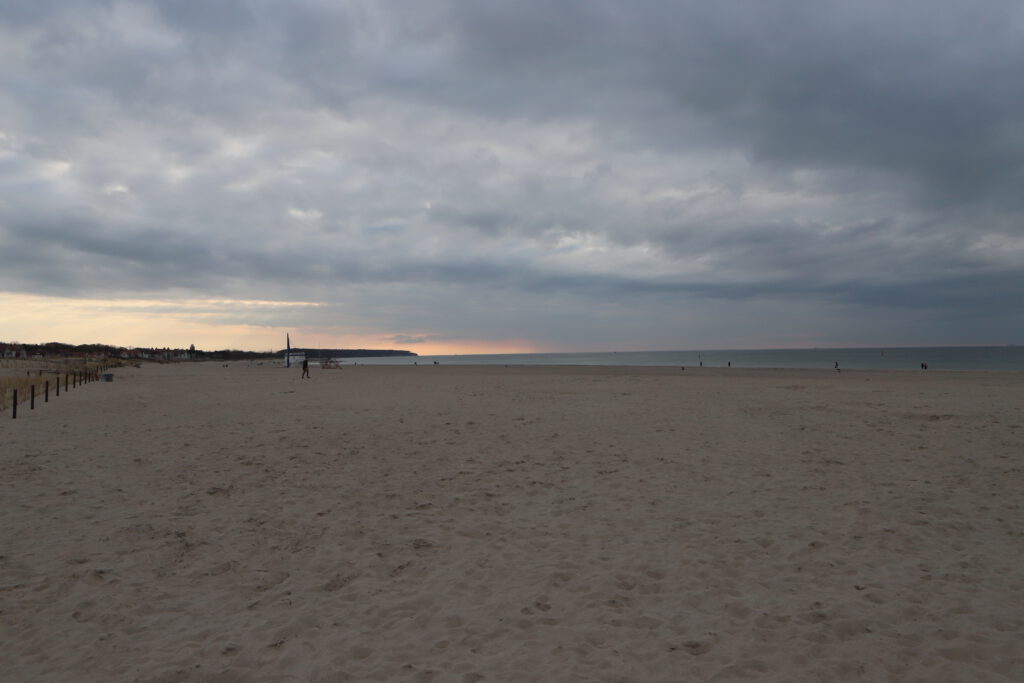 Mecklenburg-Vorpommern: Strand von Warnemünde mit Blick zum Küstenwald Stoltera