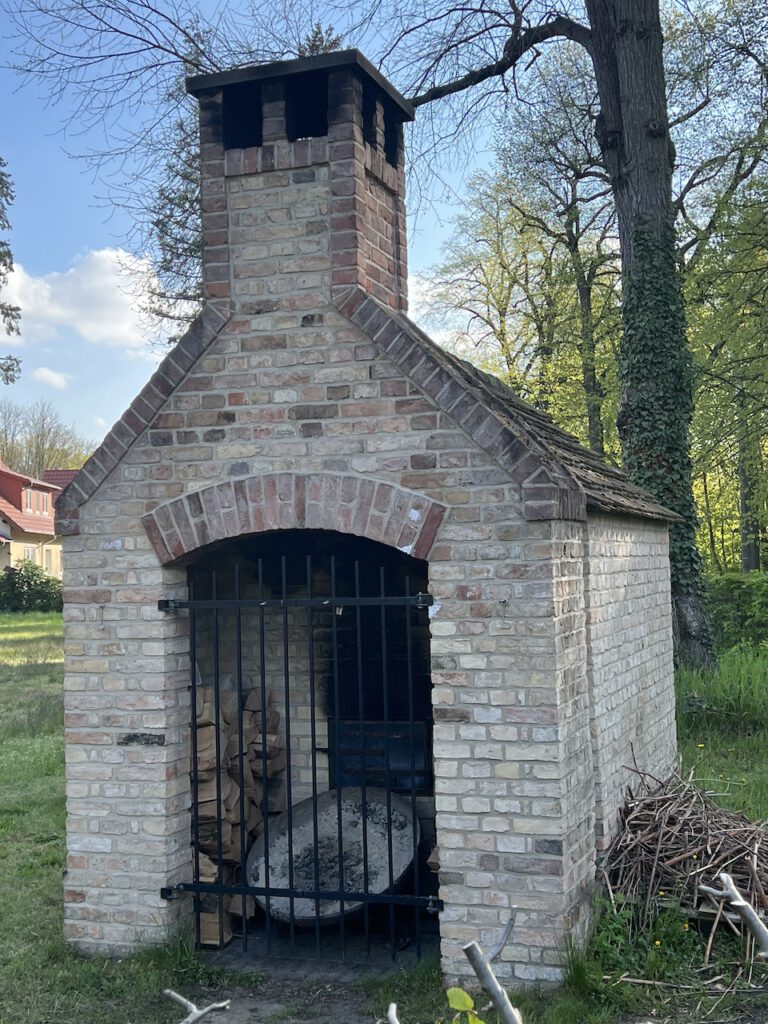 Ein historischer Backofen neben dem Kastellanhaus am Großen Stern in Potsdam