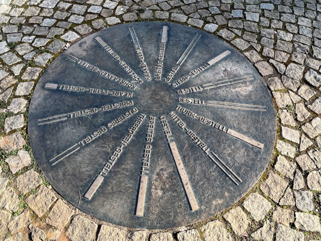 Kennzeichnung der Pfade am Großen Stern, die im 17. Jahrhundert in das Jagdgebiet Parforceheide führten. 