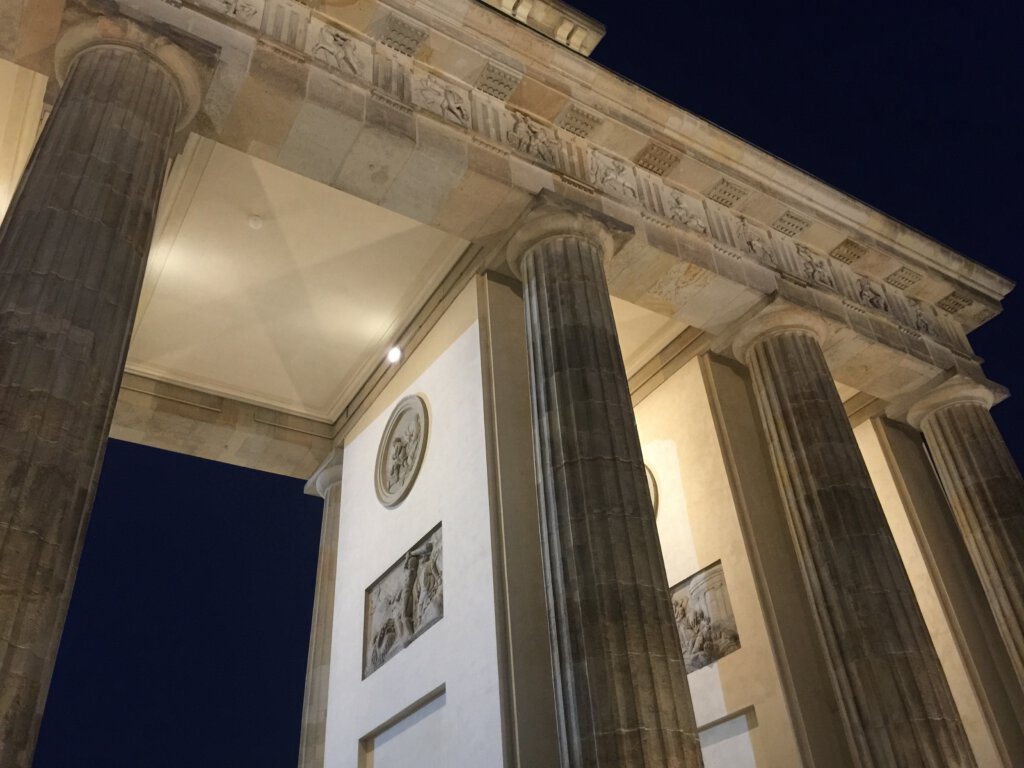 Brandenburger Tor am Abend in einem Ausschnitt fotografiert. Berlin-Mitte