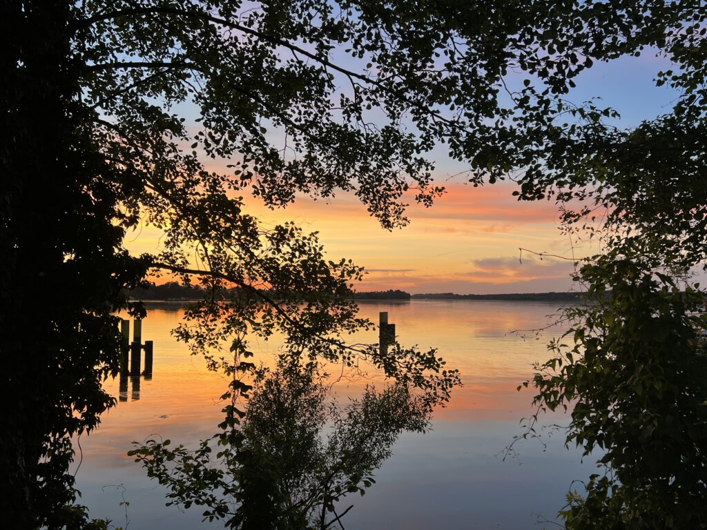 Blick auf den Abendhimmel über dem Glindower See