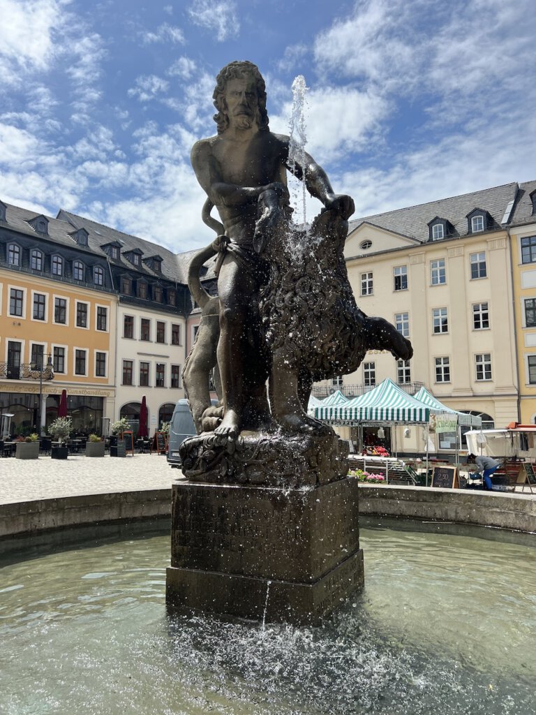 Simsonbrunnen auf dem Marktplatz von Gera