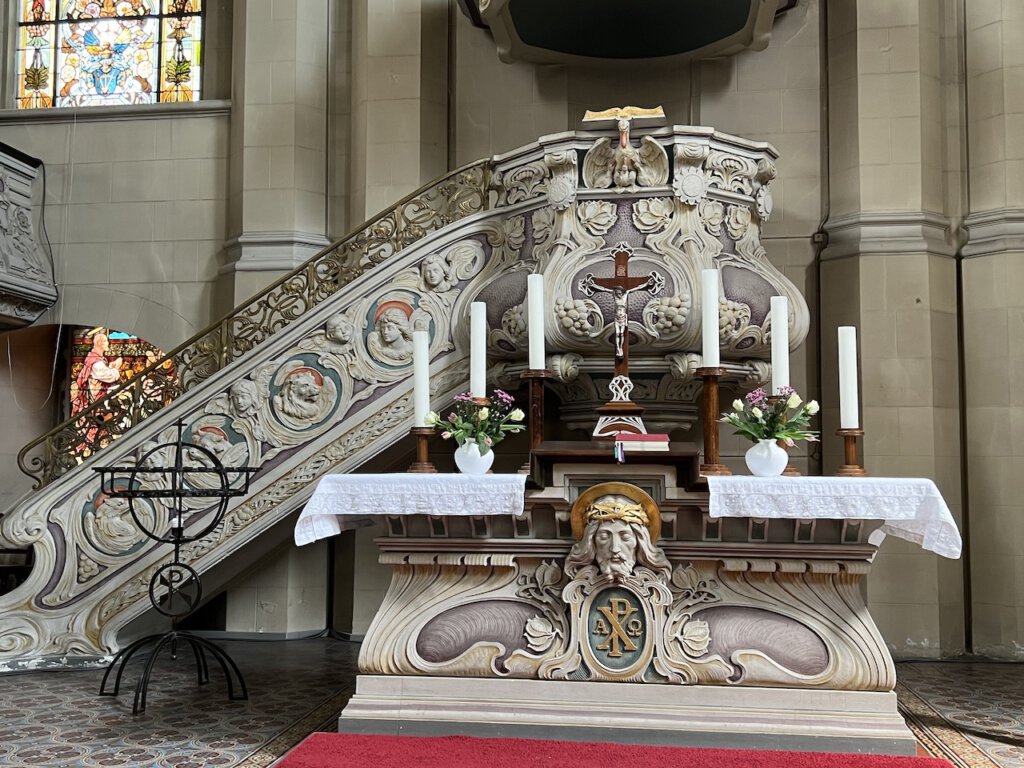 Kanzel und Altar der St. Salvador Kirche von Jena