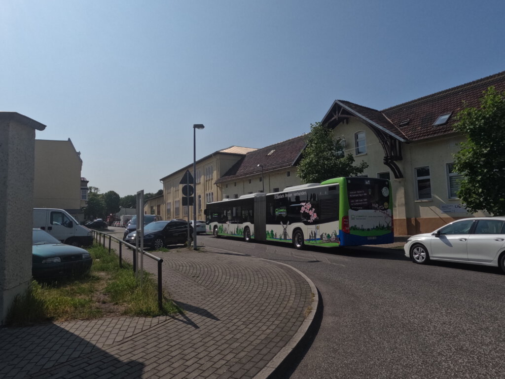 Bahnschranke Werder (Havel). Stau in der Adolf-Damaschke-Straße