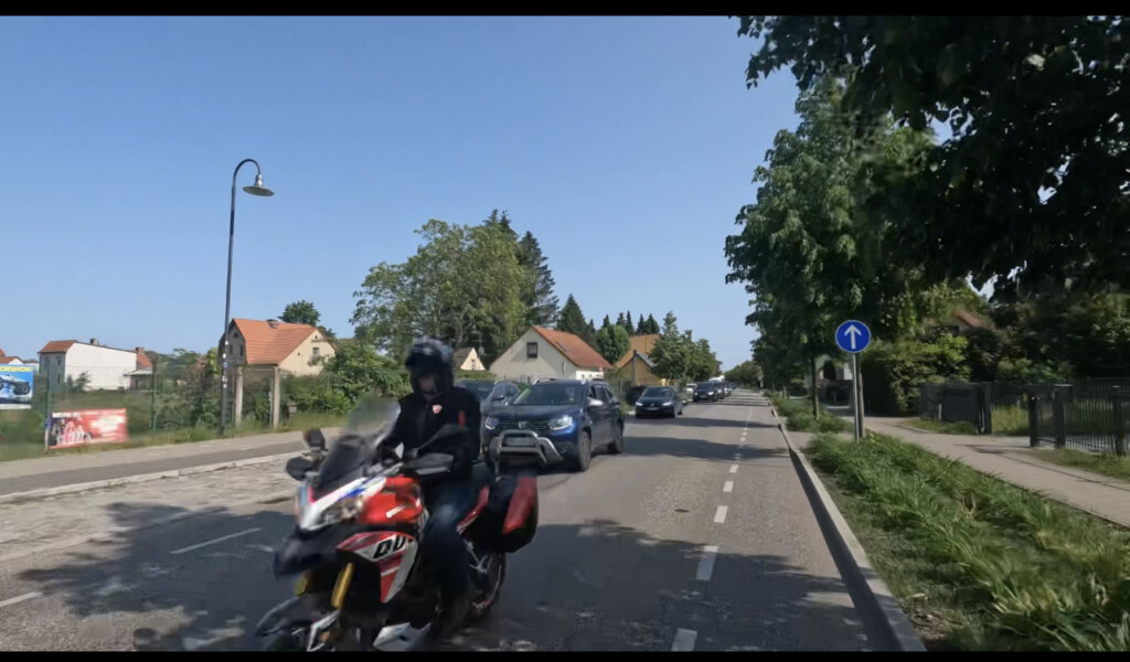 Stau in der Eisenbahnstraße in Werder wegen einem geschlossenen Bahnübergang
