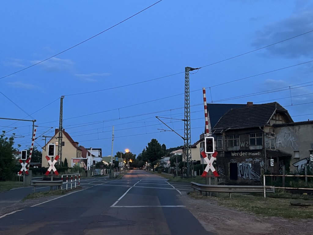 Bahnsübergang in Werder (Havel) in in den Abendstunden