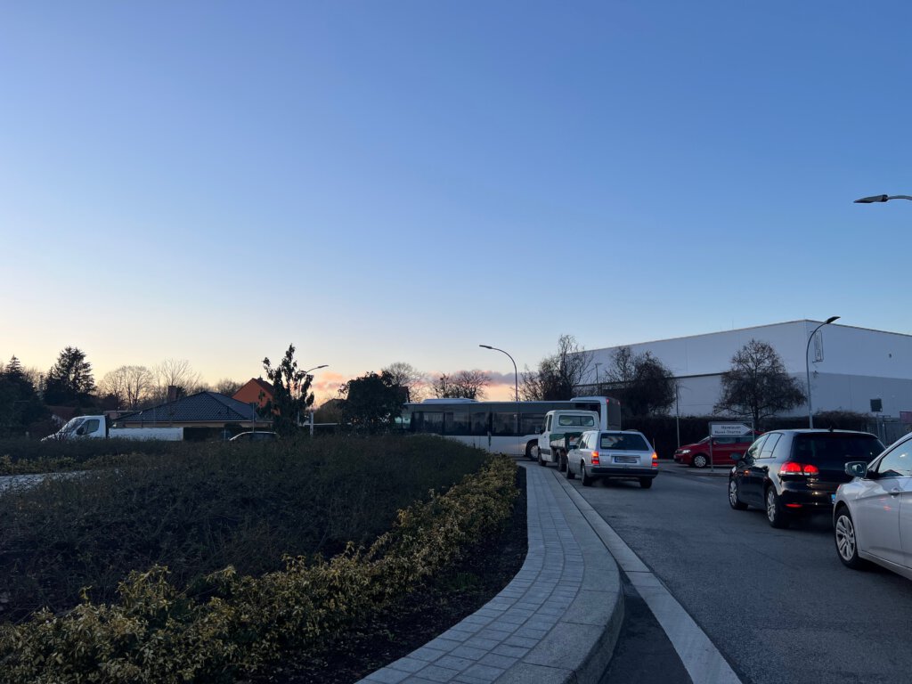 Stau im Kreisverkehr hinter der Bahnschranke in Werder (Havel)