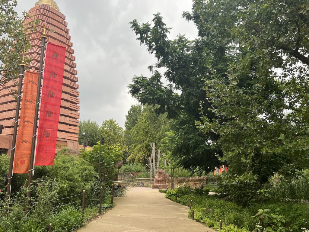 Eingang zur Nashorn Pagode im Berliner Zoo