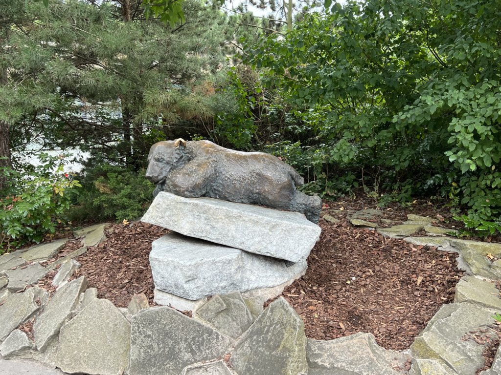 Plastik mit dem Eisbären Knut im Berliner Zoo
