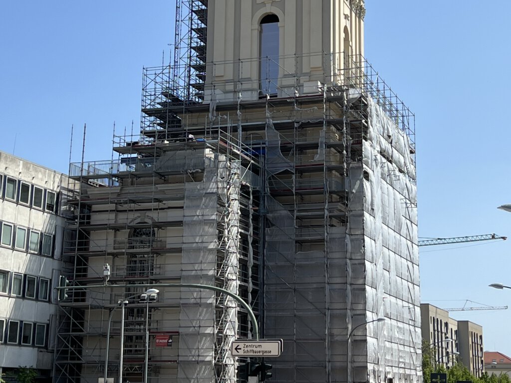 Garnisionkirche und Rechenzentrum in der Breiten Straße in Potsdam
