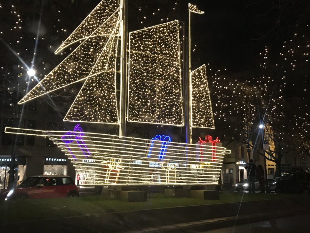 Adventsbeleuchtung auf dem Kurfürstendamm in Berlin