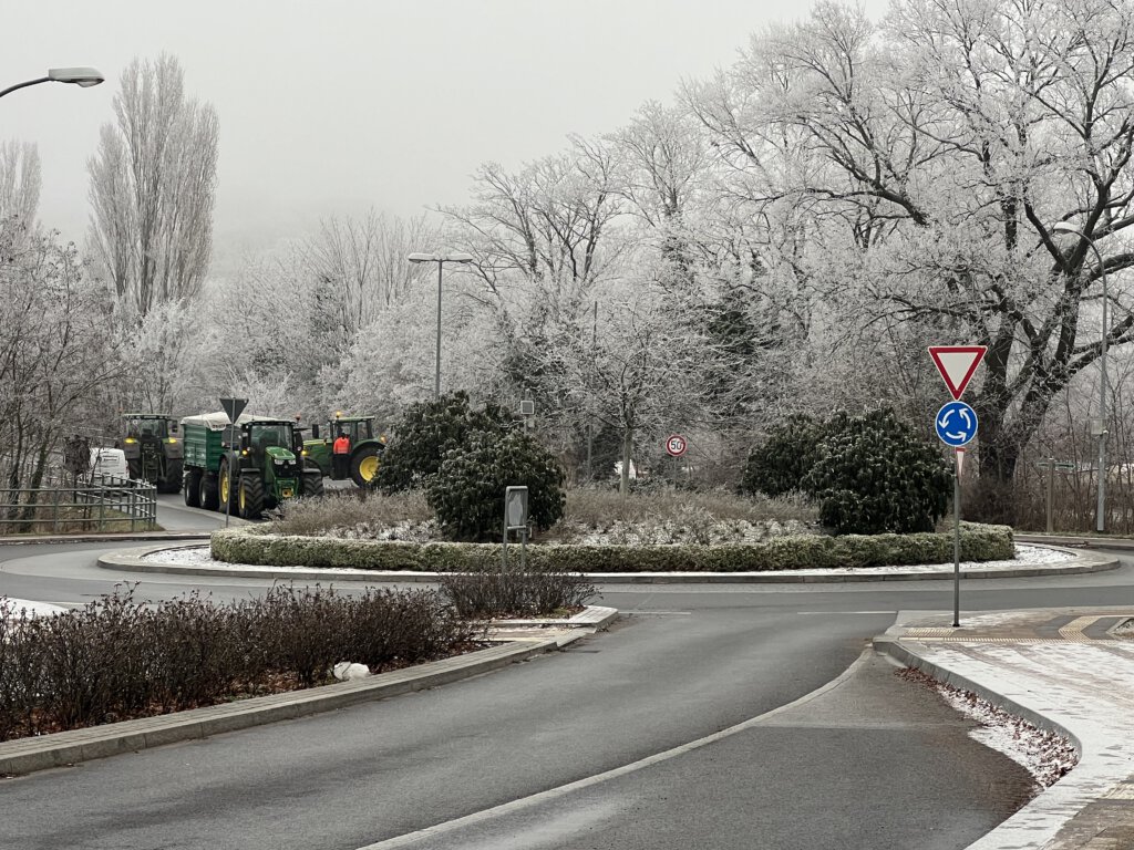 Bauernproteste: Blockade eines Kreisverkehrs an der B1