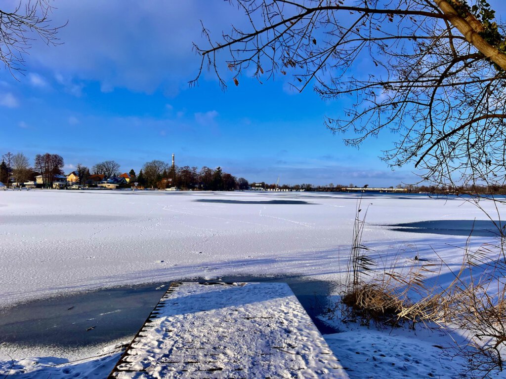 Havel, bedeckt mit Schnee und Eis, in Werder (Havel)