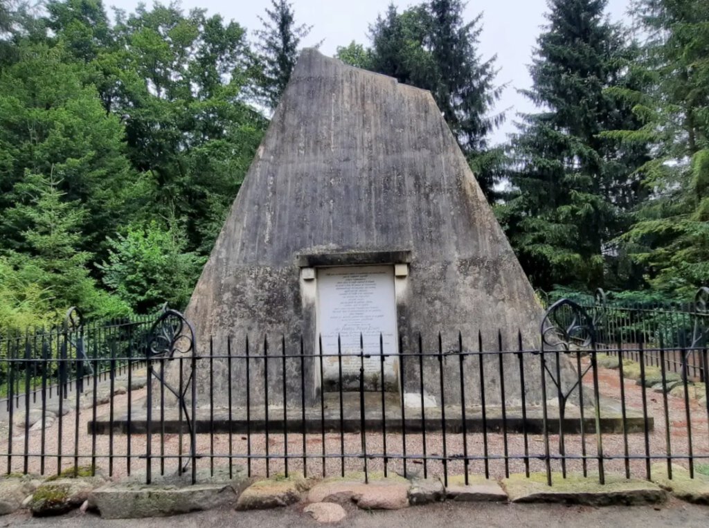 Rheinsberg: Grabpyramide Prinz Heinrich