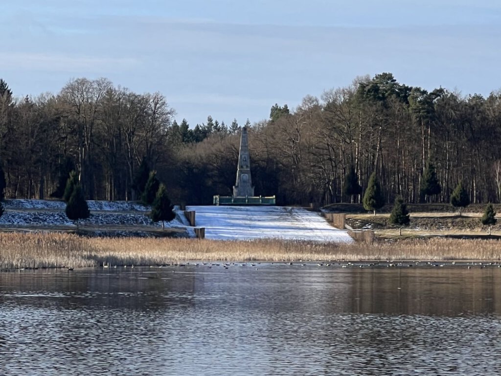 Grienericksee mit Rheinsberger Obelisk