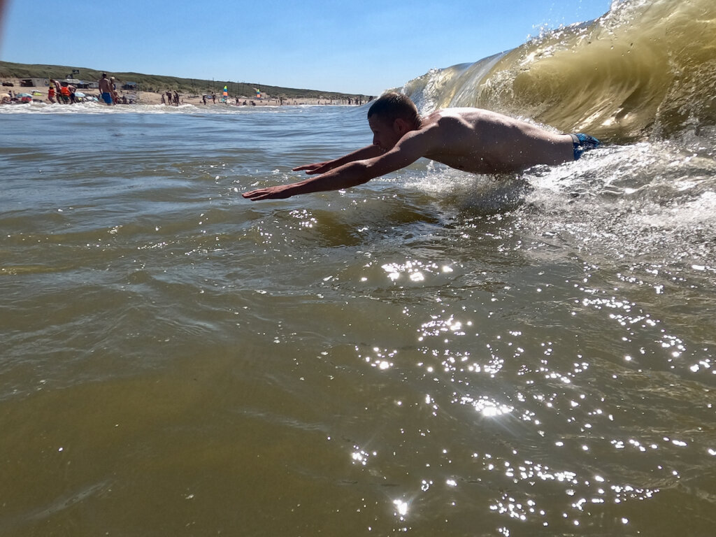 Wassenaarse Slag: Ein Schwimmer wirft sich in die Wellen der Nordsee