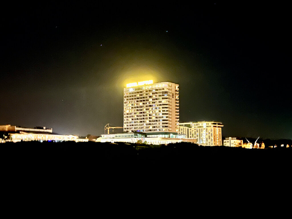 Hotel Neptun in Rostock-Warnemünde am Abend