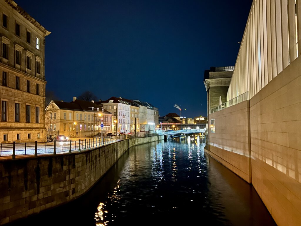 Die Spree im Abendlicht zwischen Pergamonmuseum und Kupfergrabe in Berlin-Mitte