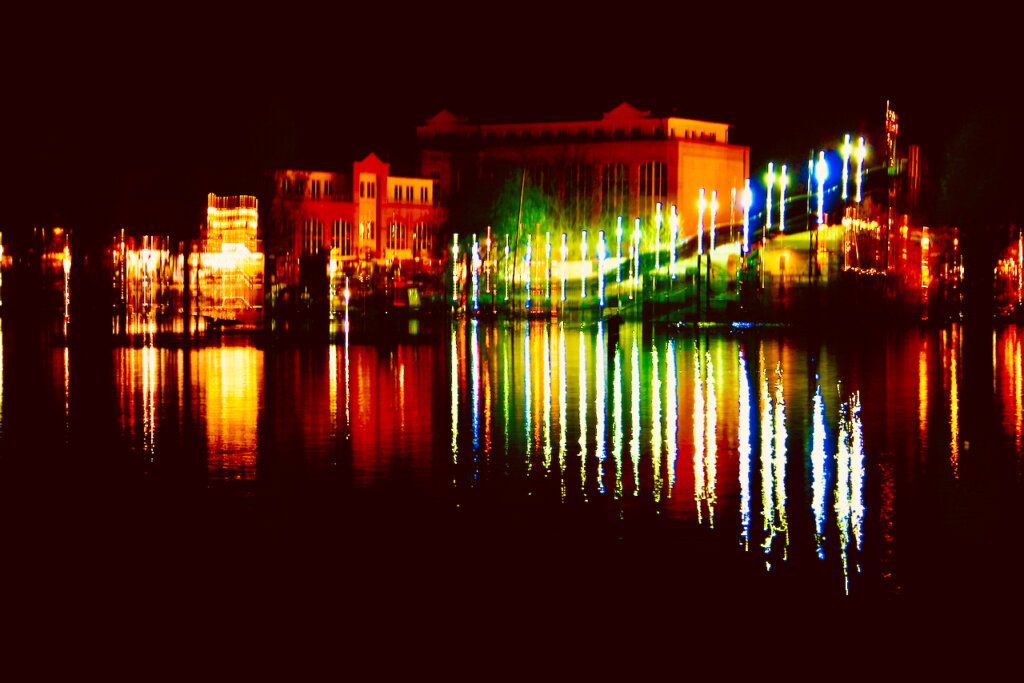 Baumblütenfest Werder (Havel): Blick auf ein beleuchtetes Karussell am Abend