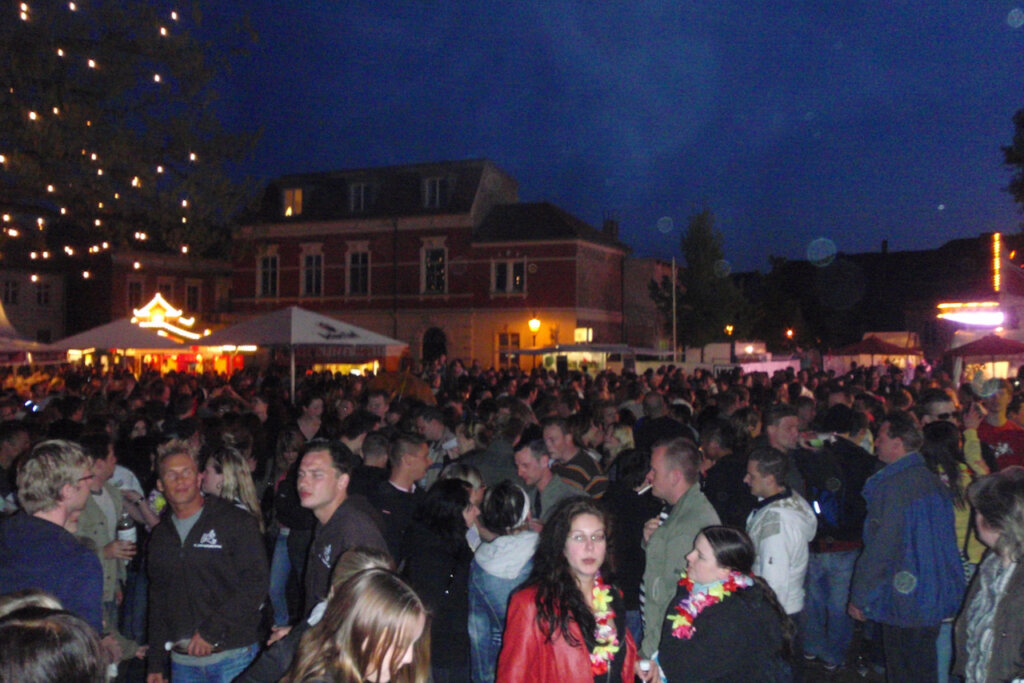 Feiernde Besucher auf dem Marktplatz. Baumblütenfest 2008