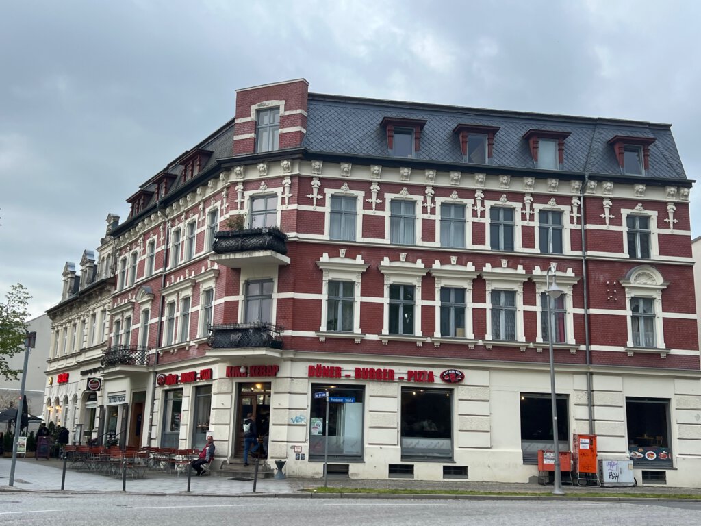 Wohn- und Geschäftshaus mit markantem Berliner Dach in der Innenstadt von Werder (Havel)