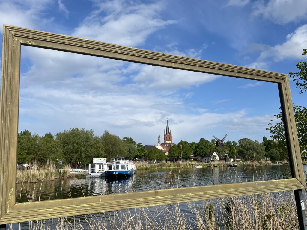 Bilderrahmen mit Ausflugsdampfer, Kirche und Bockwindmühle in Werder (Havel)