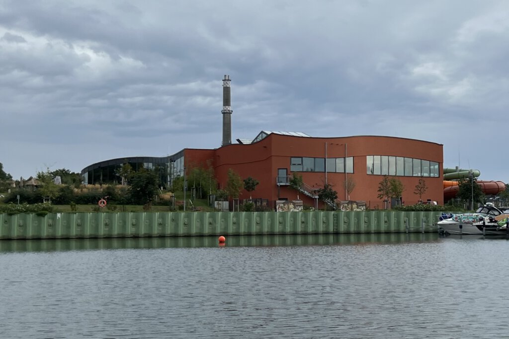 Blick auf die Havel-Therme von der Marina Havelauen