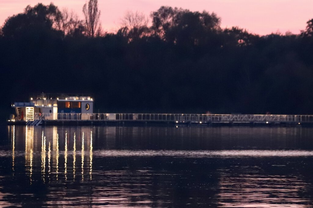 Saunaschiff der Havel-Therme auf dem Großen Zernsee am Abend