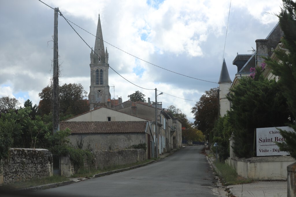 Der Turm der Kirche von Couquequès