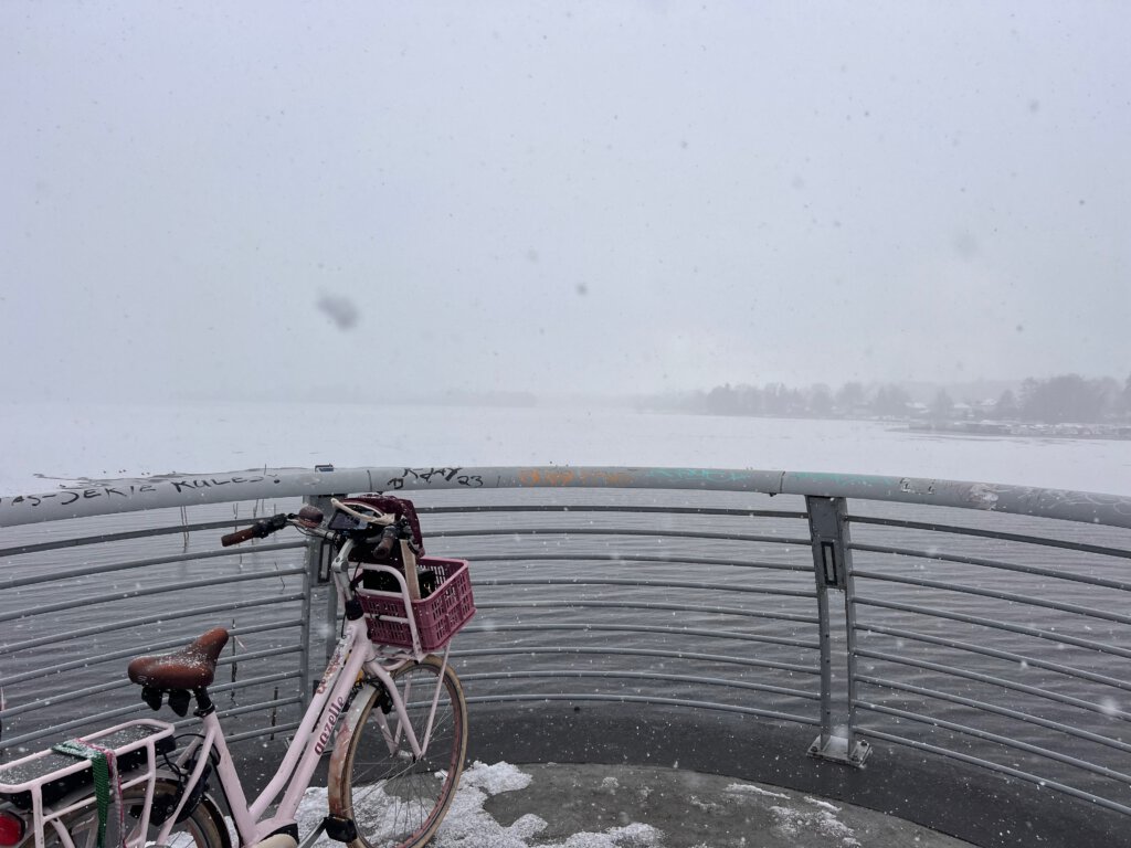 Blick auf die Havel während eines kurzen Wintereinbruchs im Februar. Das Fahrrad ist trotz der Witterung dabei