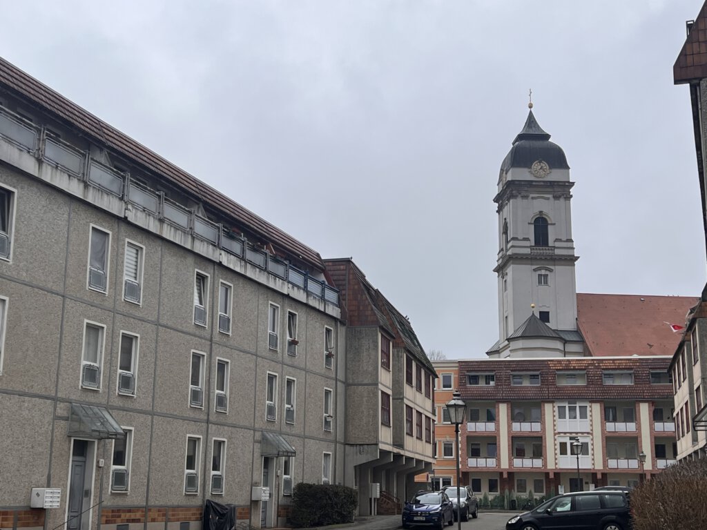 Rund um den Fürstenwalder Dom stehen Plattenbauten aus der Zeit der DDR