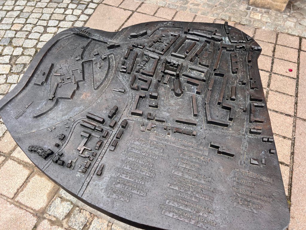 Eine Tafel zeigt die Lage der Sehenswürdigkeiten auf dem Marktplatz in Fürstenwalde