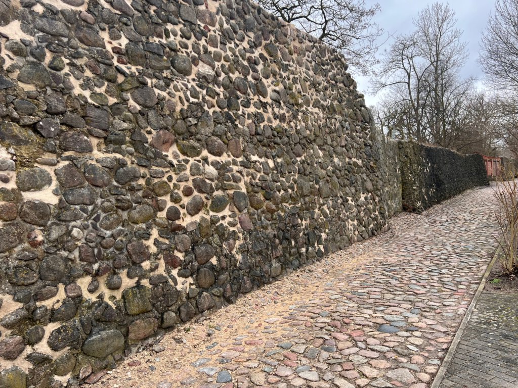 Blick auf einen erhaltenen Rest der Stadtmauer in Fürstenwalde