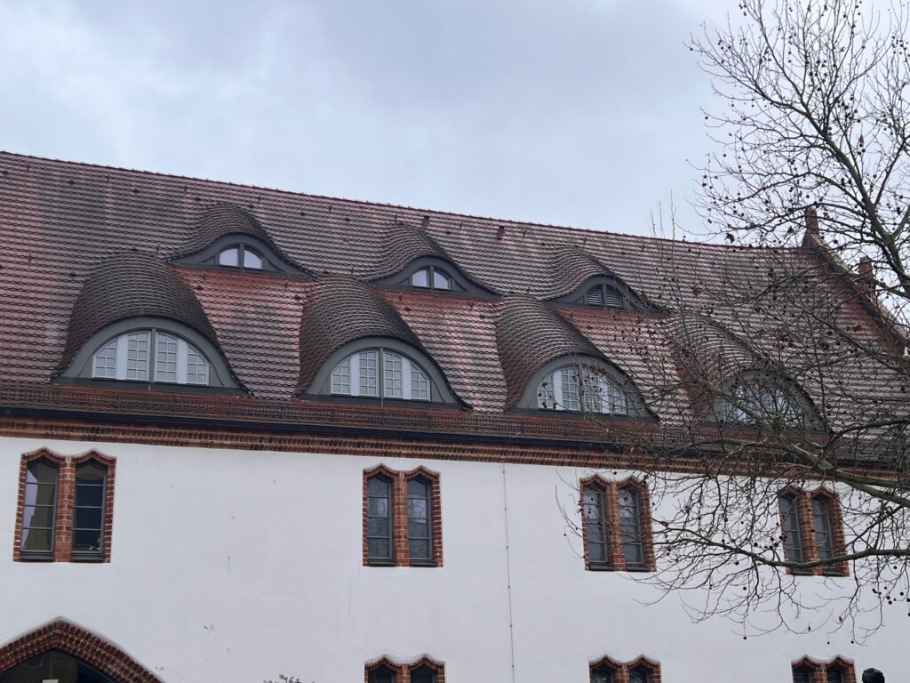 Fledermausgauben auf dem Dach des Rathauses von Fürstenwalde