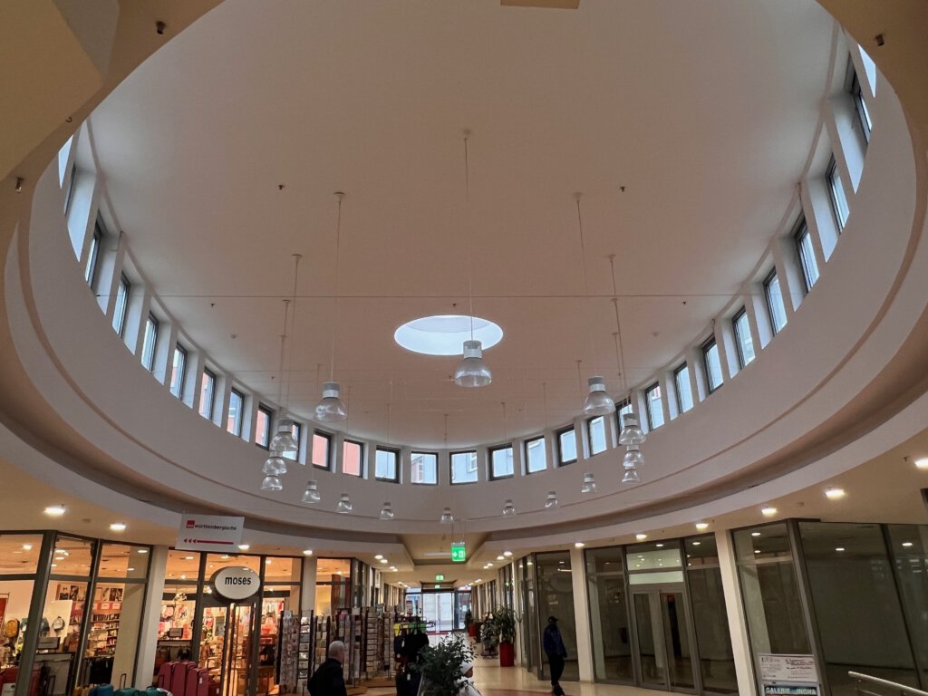 Blick auf die Architektur des Dachs in der Fürstengalerie in Fürstenwalde