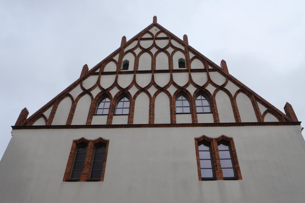 Maßwerk am Giebel des Rathauses von Fürstenwalde
