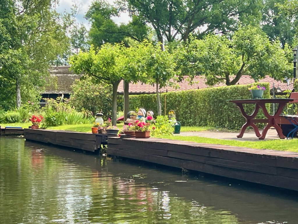 Ein privates Grundstück mit Blumendekoration in Lübbenau/Spreewald.