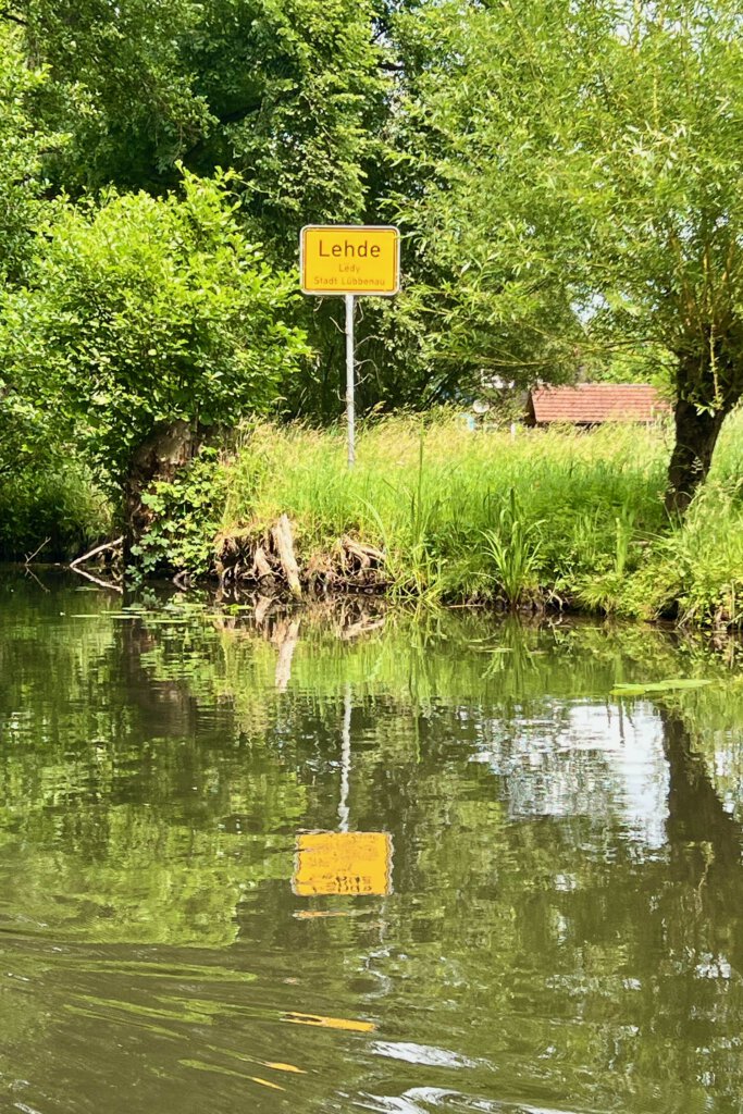 Ortseingangsschild von Lehde im Spreewald. Es liegt direkt an der Wasserstraße. Kahnfahrt, Kanu oder beides? In Lehde hast du die Wahl