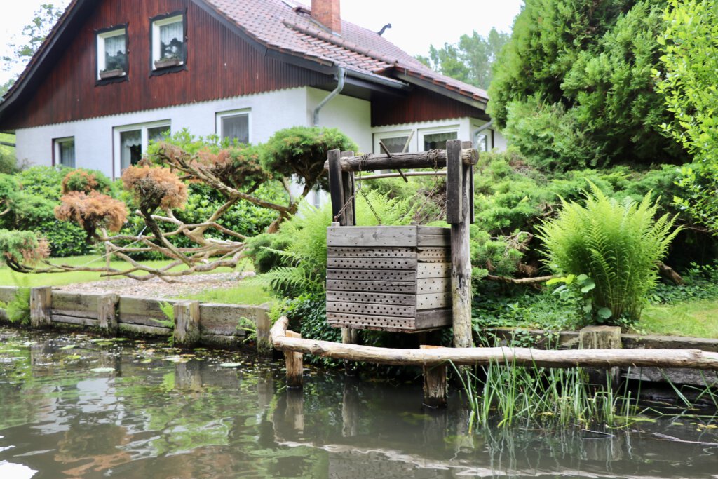 Fischbox am Ufer eines privaten Grundstücks im Spreewalddorf Lehde