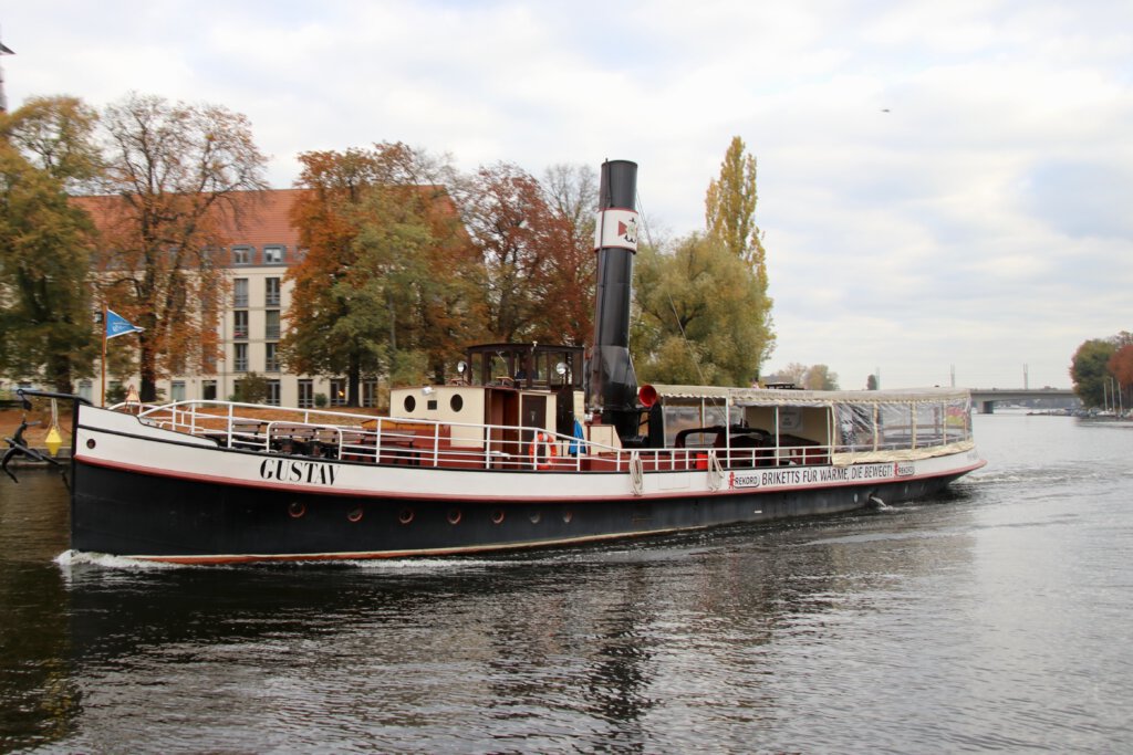 Das Dampfschiff MS Gustav schippert durch die Neue Fahrt in Potsdam